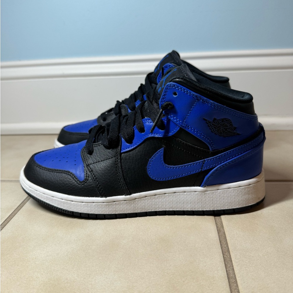 Jordan 1 Royal size 5.5 (used like new) With box